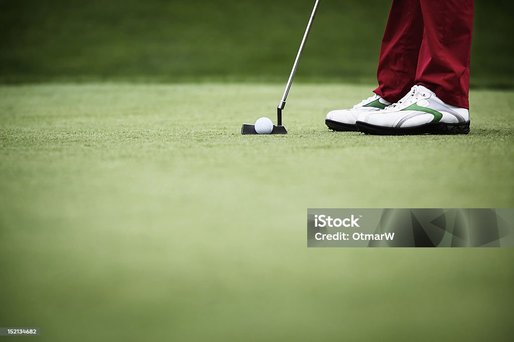 Primer plano del golfista poniendo - Foto de stock de Pelota de golf libre de derechos