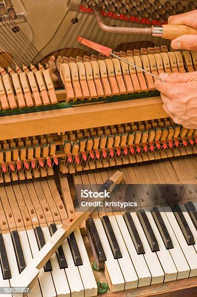 Przywracanie Stary Pianino - zdjęcia stockowe i więcej obrazów Fotografika - Fotografika, Instrument muzyczny, Kamerton