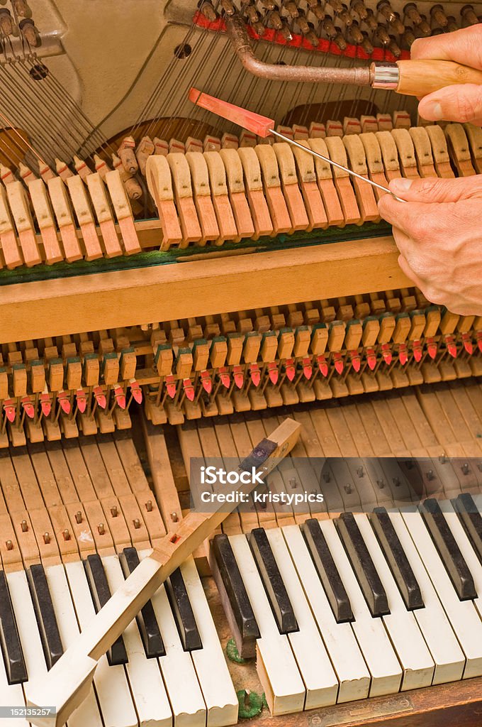 Восстановление old Фортепиано - Стоковые фото Вертикальный роялти-фри