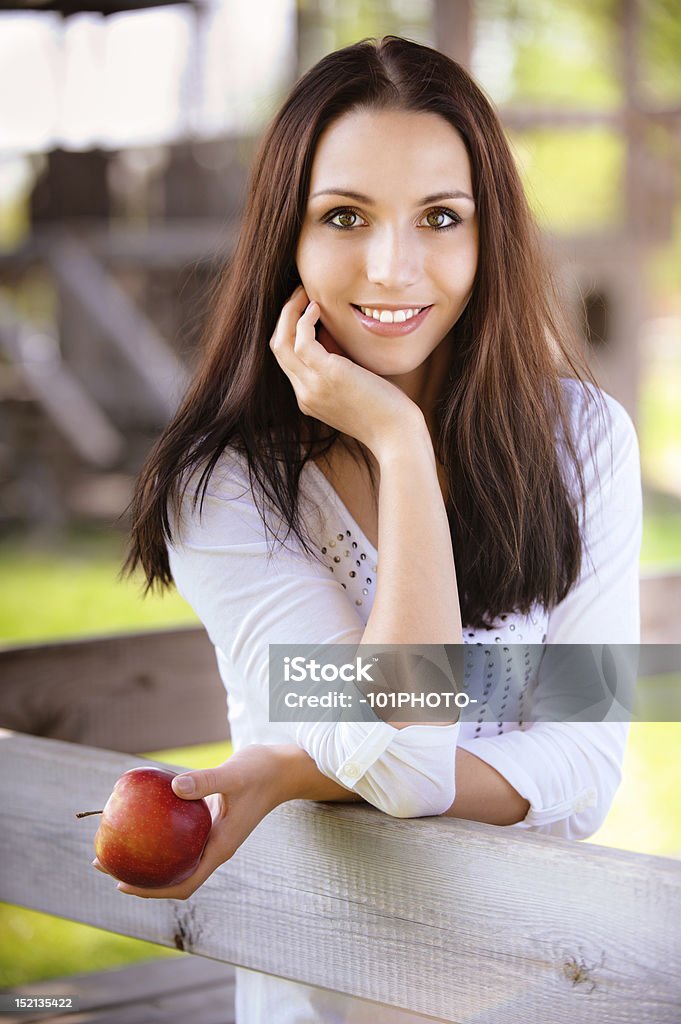 젊은 여자, 사과나무 - 로열티 프리 건강관리와 의술 스톡 사진