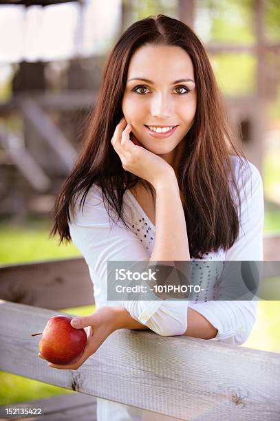젊은 여자 사과나무 건강관리와 의술에 대한 스톡 사진 및 기타 이미지 - 건강관리와 의술, 건강한 식생활, 과일