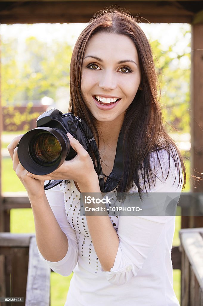 Belle fille avec un appareil photo - Photo de Activité de loisirs libre de droits