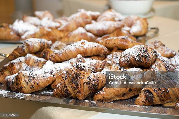 Brioches - Fotografias de stock e mais imagens de Bandeja - Utensílio doméstico - Bandeja - Utensílio doméstico, Chocolate, Croissant