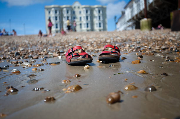 Sandália na praia - foto de acervo