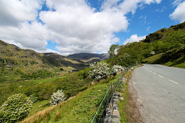 o nant gwynant vale e llanberis pass - nant gwynant imagens e fotografias de stock