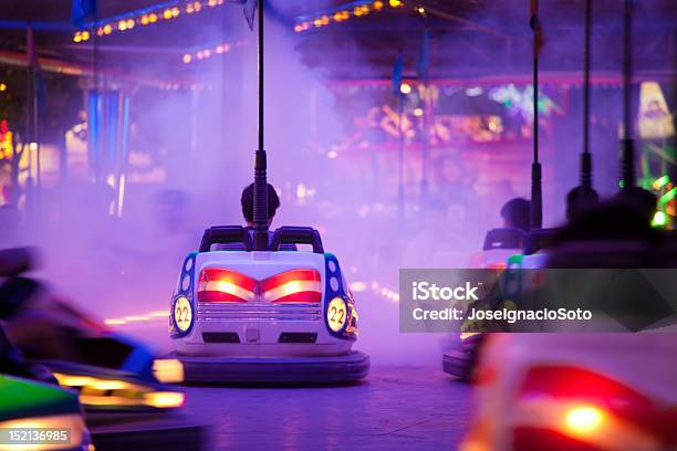 バンパー車スモーク - バンパーカーのストックフォトや画像を多数ご用意 - バンパーカー, 煙, 遊園地