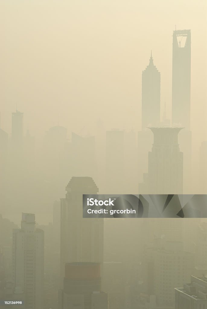 Urban la contaminación del aire y el horizonte de Shanghai - Foto de stock de Aire libre libre de derechos