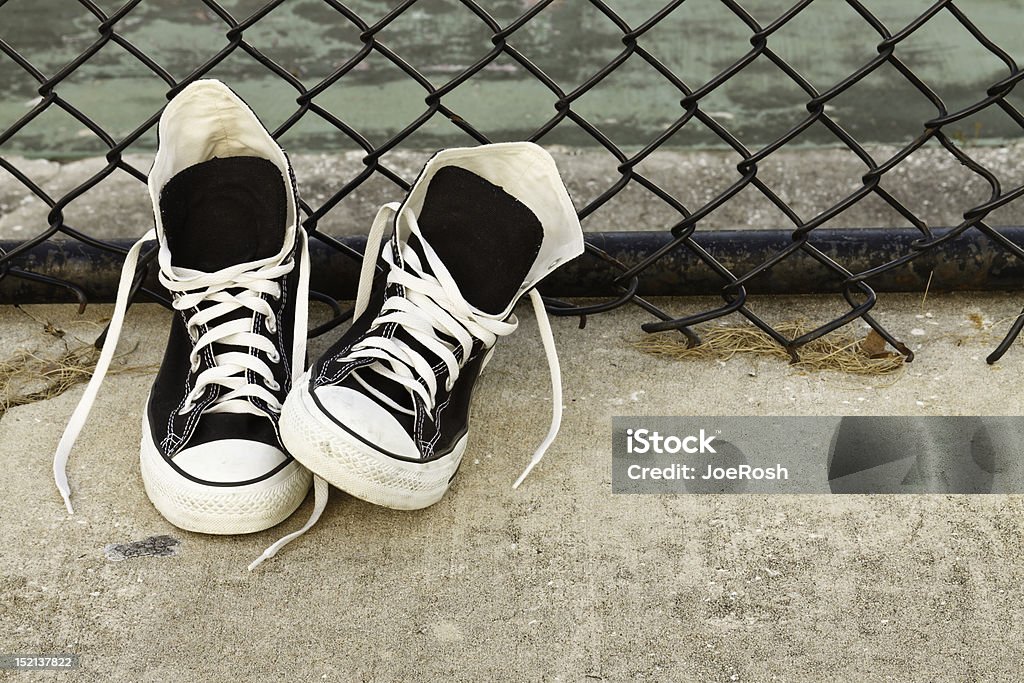Estilo Vintage Zapatos de básquetbol en Urban patio de juegos - Foto de stock de Baloncesto libre de derechos