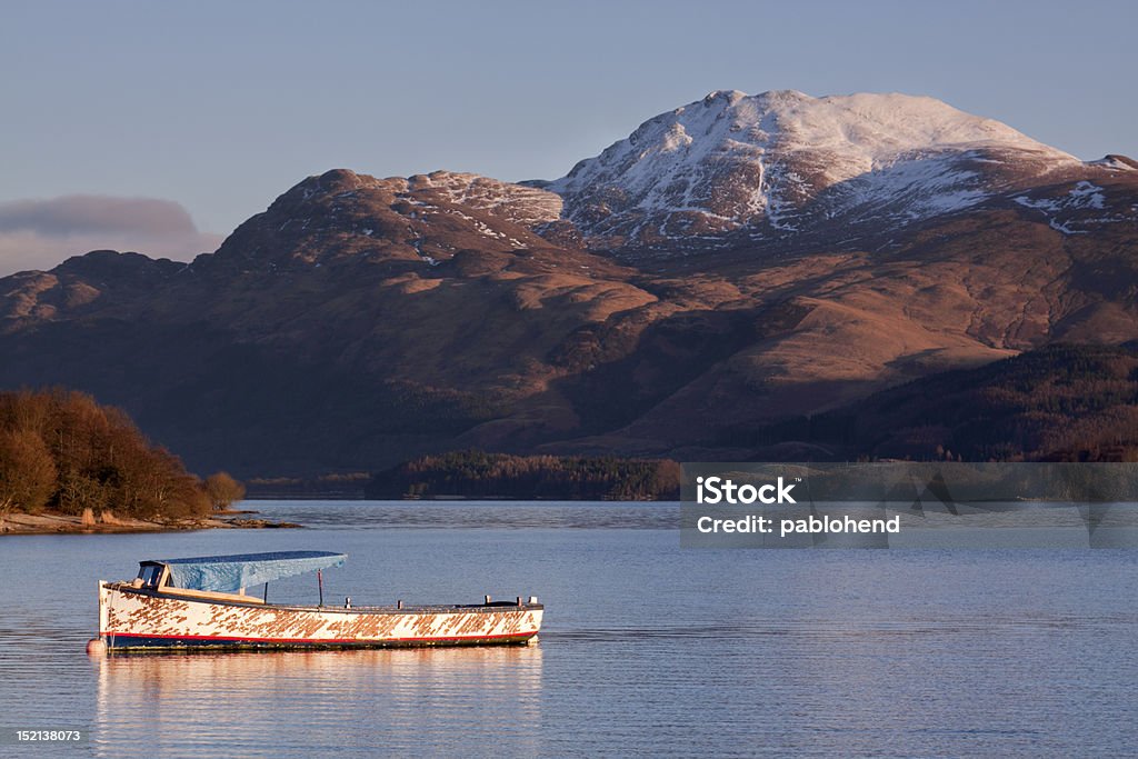 Barco en loch por una montaña - Foto de stock de Ben Lomond libre de derechos