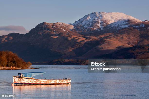 Barca Su Un Lago Di Montagna - Fotografie stock e altre immagini di Monte Ben Lomond - Scozia - Monte Ben Lomond - Scozia, Acqua, Alba - Crepuscolo