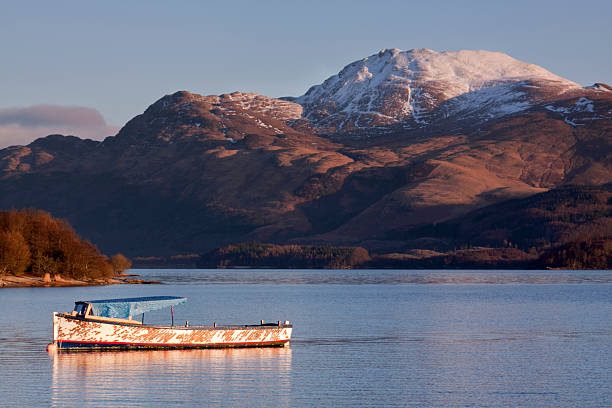 łódka na loch przez mountain - loch lomond loch ben lomond scotland zdjęcia i obrazy z banku zdjęć