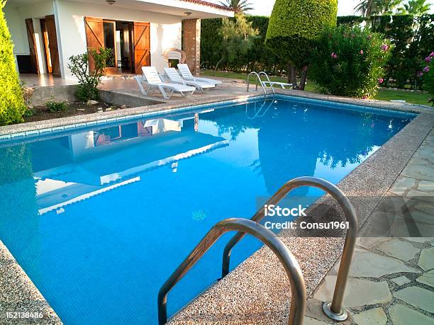 Villa De Verano Foto de stock y más banco de imágenes de Piscina - Piscina, Casa, Jardín privado