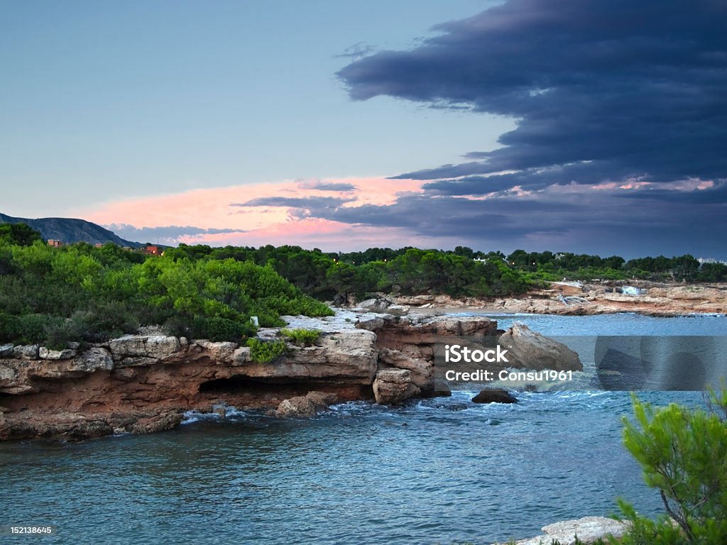 Al atardecer - Foto de stock de Acantilado libre de derechos