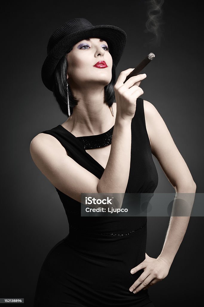 Vintage donna di fumare un sigaro - Foto stock royalty-free di Abbigliamento