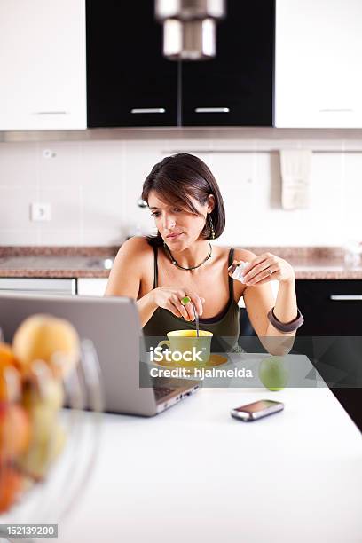 Foto de Mulher Moderna Ler Emails No Seu Cafédamanhã e mais fotos de stock de Adulto - Adulto, Adulto de idade mediana, Beber