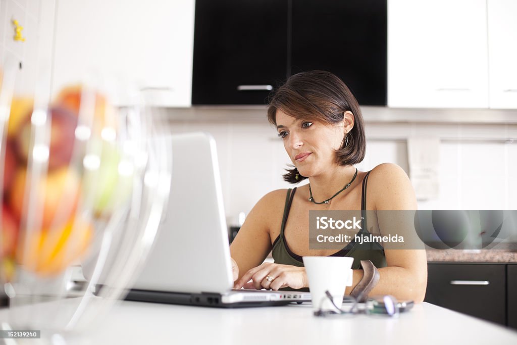 Femme moderne lire vos e-mails à son petit déjeuner - Photo de Adulte libre de droits