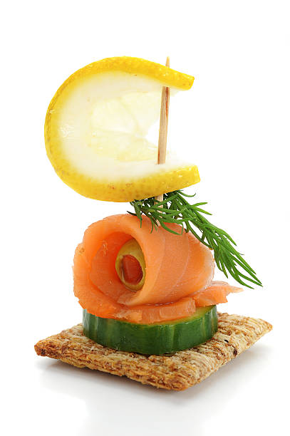 salmón ahumado refrigerio - appetizer salmon smoked salmon cracker fotografías e imágenes de stock