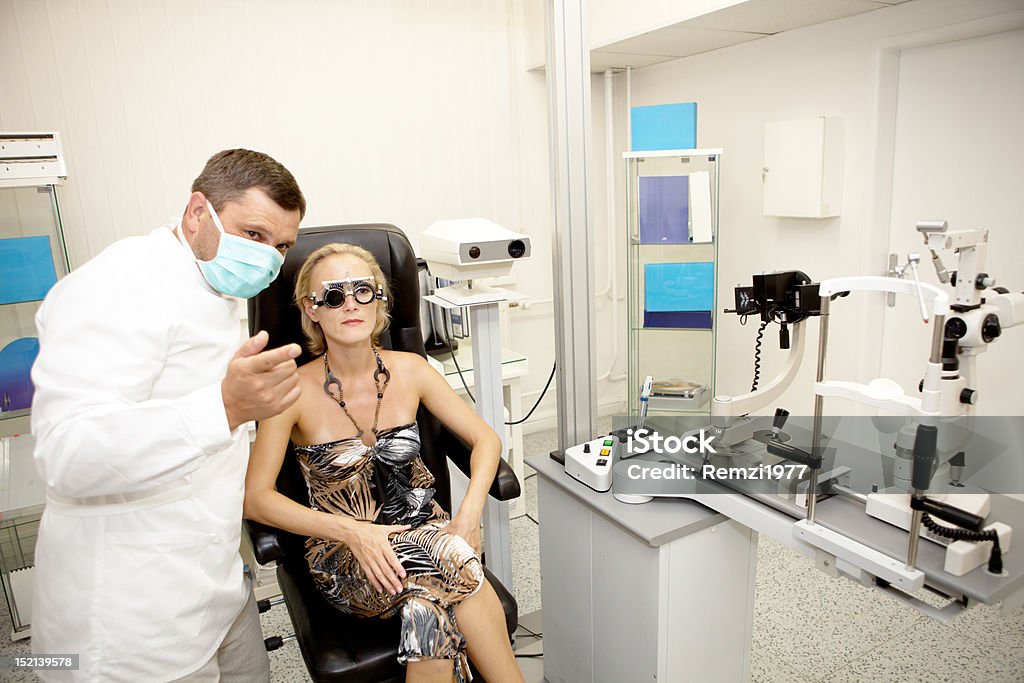Médecin examine un patient - Photo de Adulte libre de droits