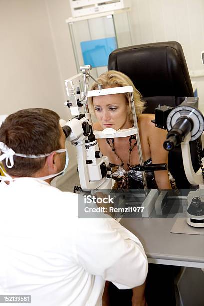 Médico Examinar Uma Paciente - Fotografias de stock e mais imagens de Adulto - Adulto, Assistência, Clínica médica