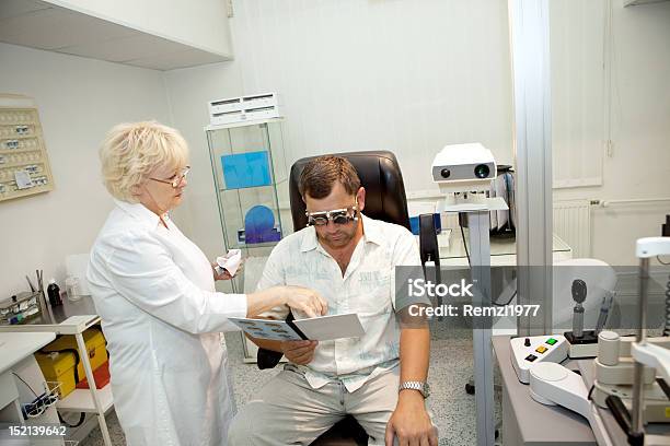 Médico Examinar Um Paciente Em Ophthalmology Clínica - Fotografias de stock e mais imagens de Oftalmologista