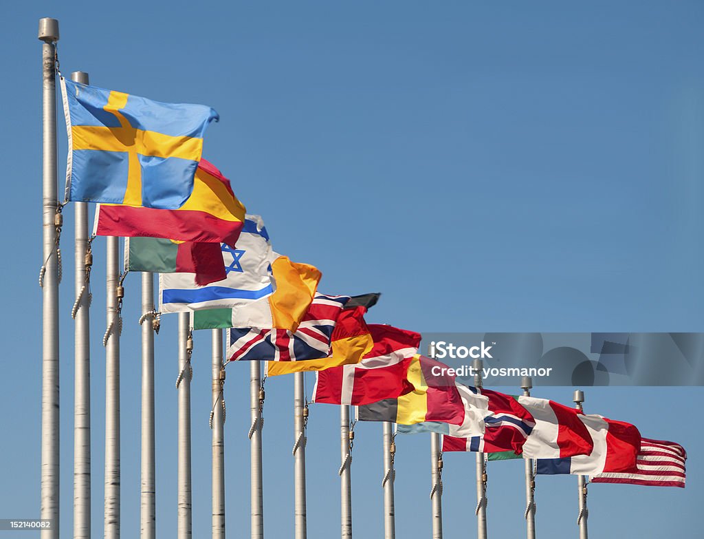 Multinationales de Drapeaux volant sur ciel bleu - Photo de Drapeau national libre de droits