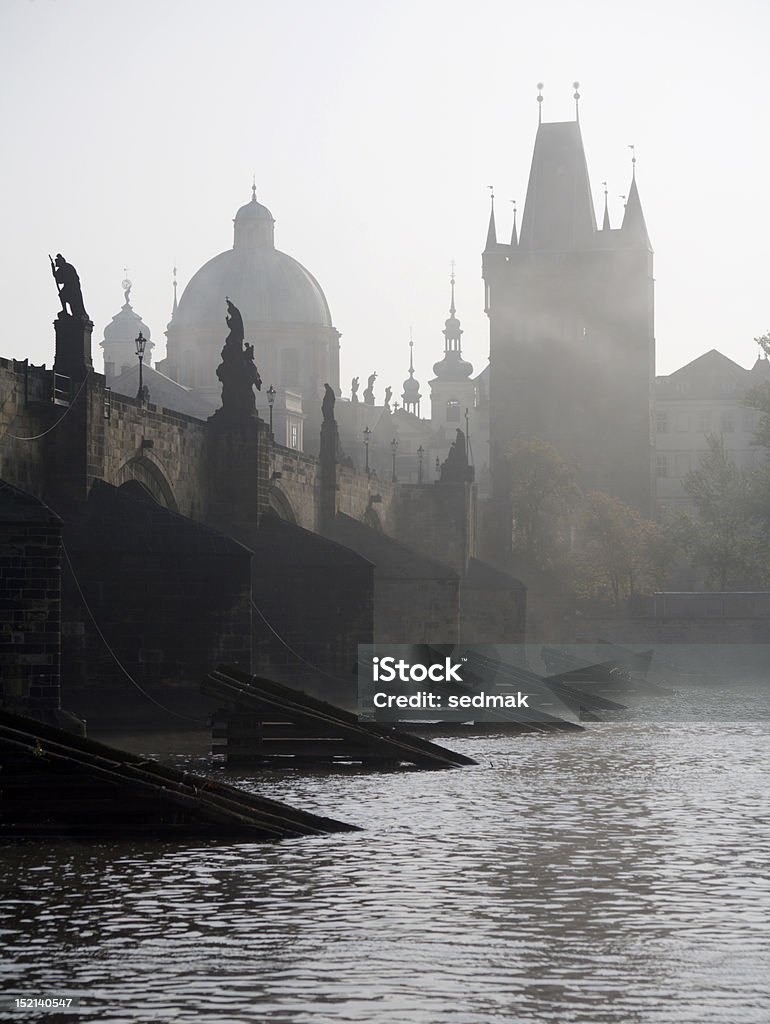 Praga puente de carlos en la niebla de la mañana - Foto de stock de Aire libre libre de derechos