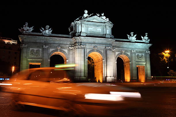 istock Madrid night scene en Puerta de Alaca 152141020
