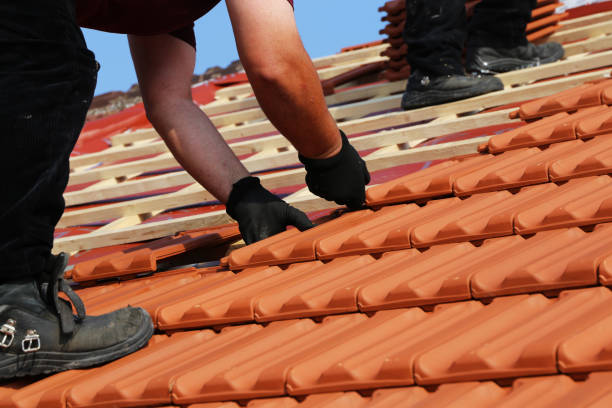 istock Roofers covering a listed tiled roof 1521413578
