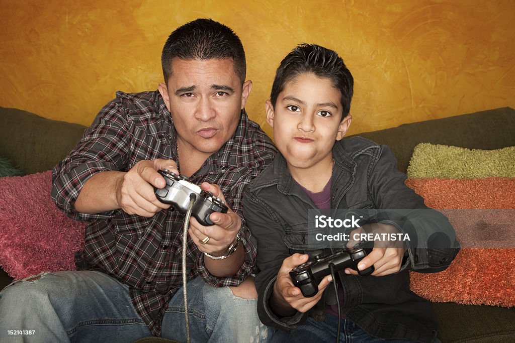 Hispanic homme et petit garçon jouant au jeu vidéo - Photo de Latino-américain libre de droits