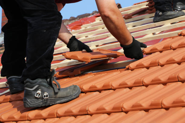 istock Roofers covering a listed tiled roof 1521414082