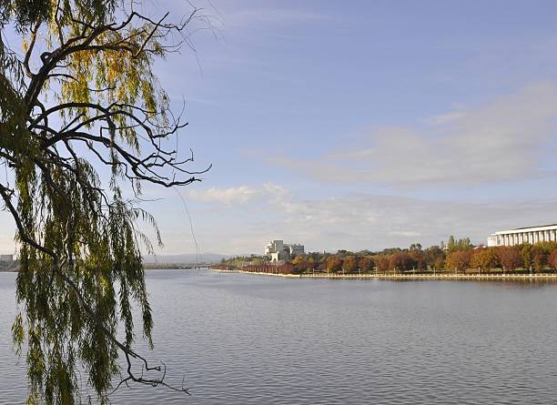 istock Autumn at Lake Burley Griffin 152141477