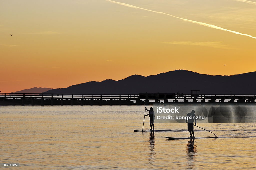Pé up paddling em English Bay - Foto de stock de Baía Inglesa royalty-free