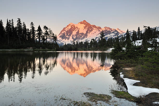 mont shuksan et lac picture lake au coucher du soleil - mont shuksan photos et images de collection