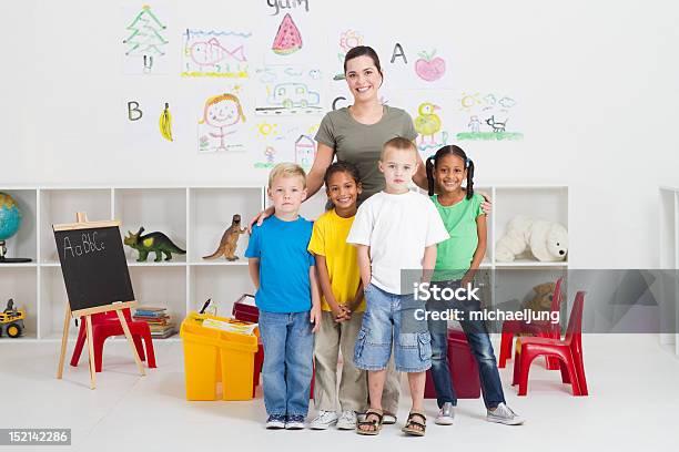 Escuela Preescolar Foto de stock y más banco de imágenes de Escuela preescolar - Escuela preescolar, Niño pre-escolar, Estar de pie