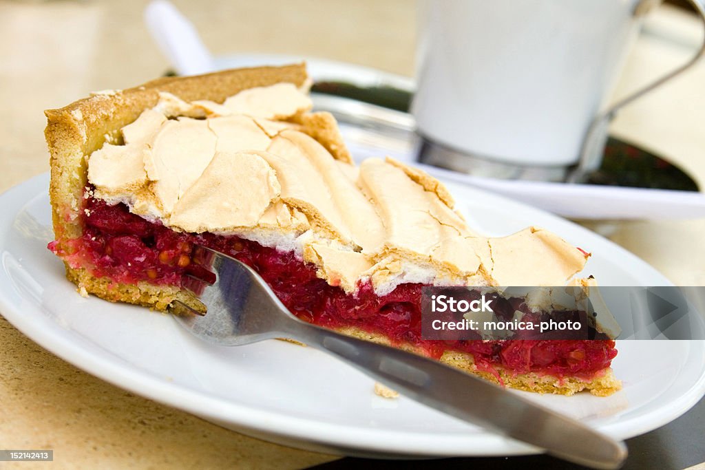 Pastel de frutas de grosella roja y un capuchino - Foto de stock de Tarta - Postre libre de derechos