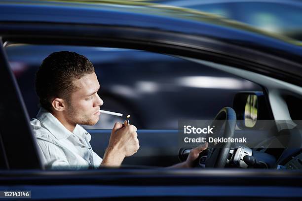 En Automóvil Foto de stock y más banco de imágenes de Coche - Coche, Fumar - Actividad, Cigarrillo