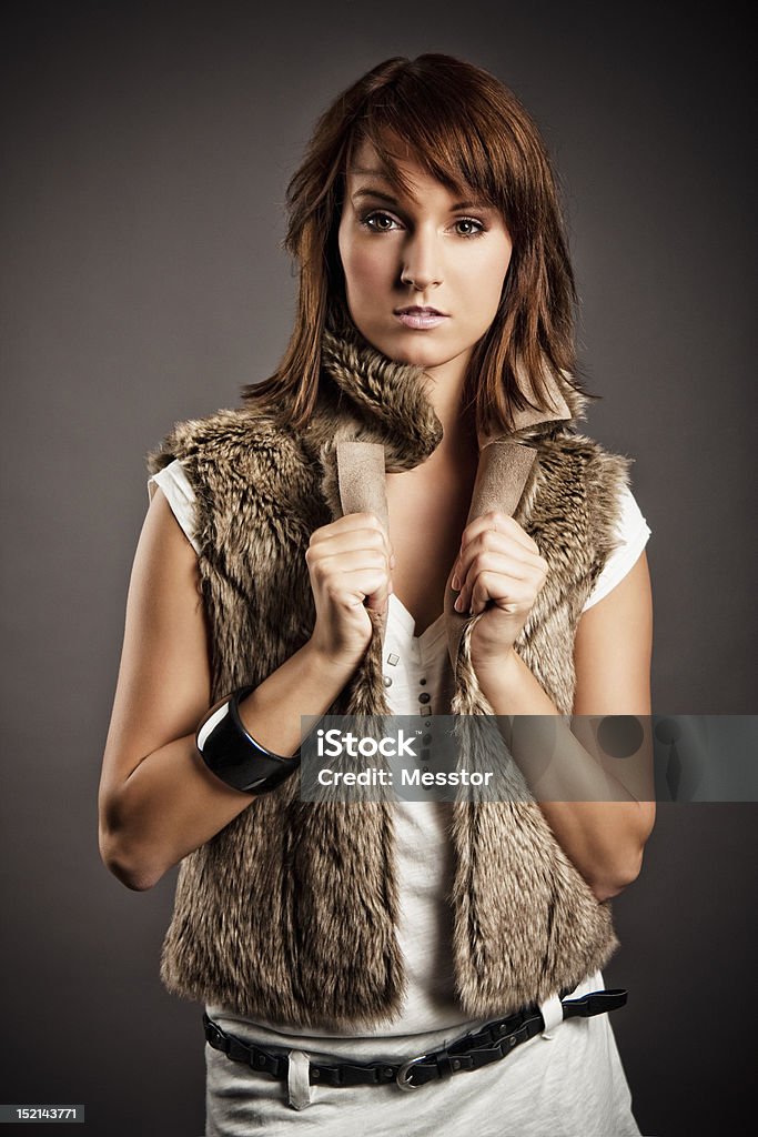 Ragazza in pelliccia Gilet - Foto stock royalty-free di Adulto