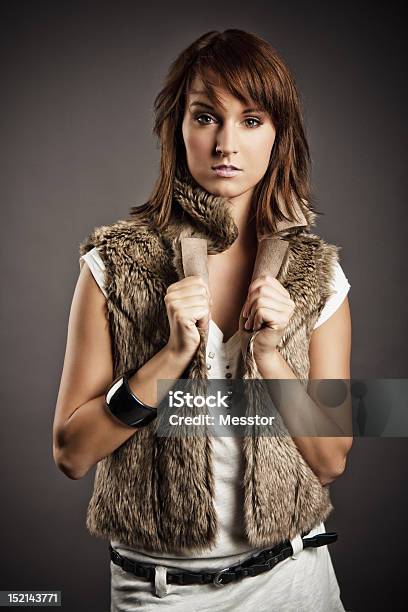 Ragazza In Pelliccia Gilet - Fotografie stock e altre immagini di Adulto - Adulto, Beautiful Woman, Bellezza