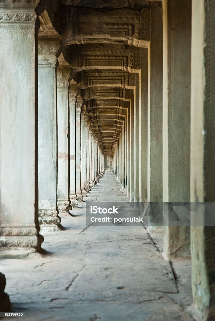 Старинный corridoor Ангкор-Ват Камбоджа - Стоковые фото Азия роялти-фри