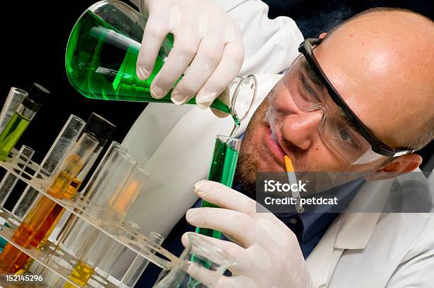 Verrückter Wissenschaftler Im Labor Stockfoto und mehr Bilder von Labor - Labor, Rauchen, Analysieren