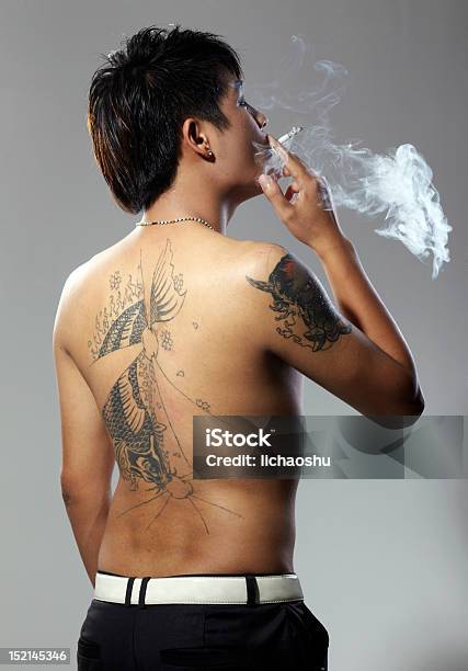Photo libre de droit de Tatouage Homme Chinois banque d'images et plus d'images libres de droit de Fond gris - Fond gris, Vue de dos, Adulte