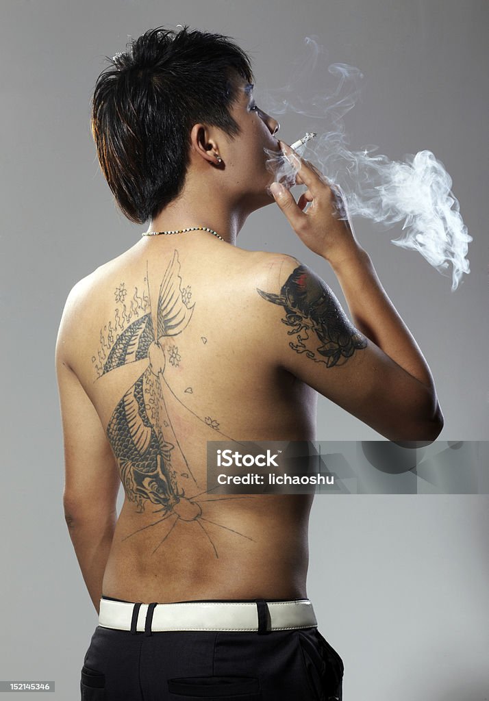 Tatuaggio uomo cinese - Foto stock royalty-free di Sfondo grigio