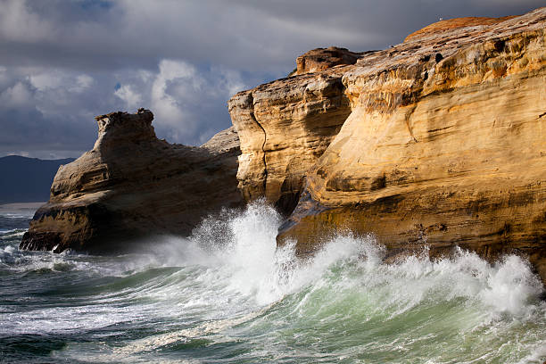 wybrzeże stanu oregon krajobraz z chropowatymi mórz - cape kiwanda state park zdjęcia i obrazy z banku zdjęć