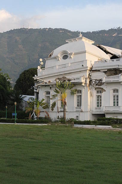 gefallenen präsidentenpalast - republic of haiti stock-fotos und bilder