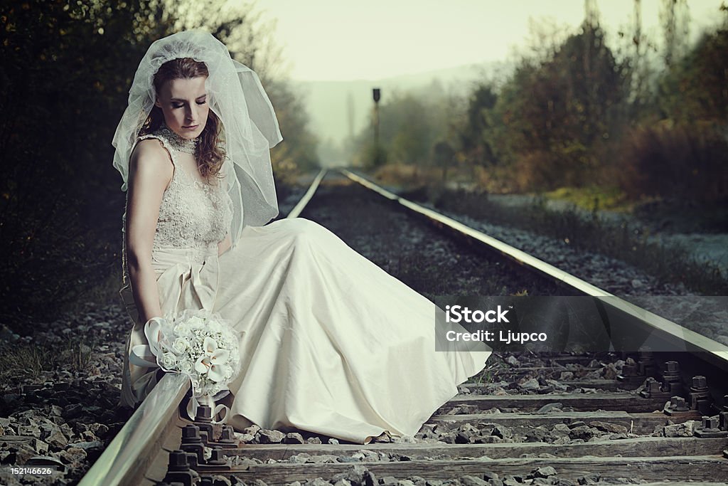 Déçu la mariée sur un chemin de fer - Photo de A l'abandon libre de droits