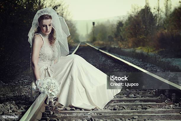 Foto de Desiludido Noiva Em Um Trem e mais fotos de stock de Abandonado - Abandonado, Adulto, Ansiedade
