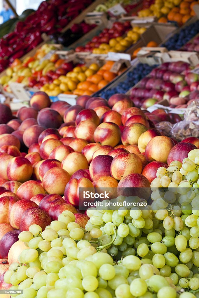 Stoisko z owocami z winogron w rynku - Zbiór zdjęć royalty-free (Artykuły spożywcze)
