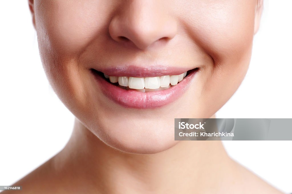 Mulher sorrindo com dentes grandes na boca.  Sobre fundo branco - Foto de stock de Adulto royalty-free