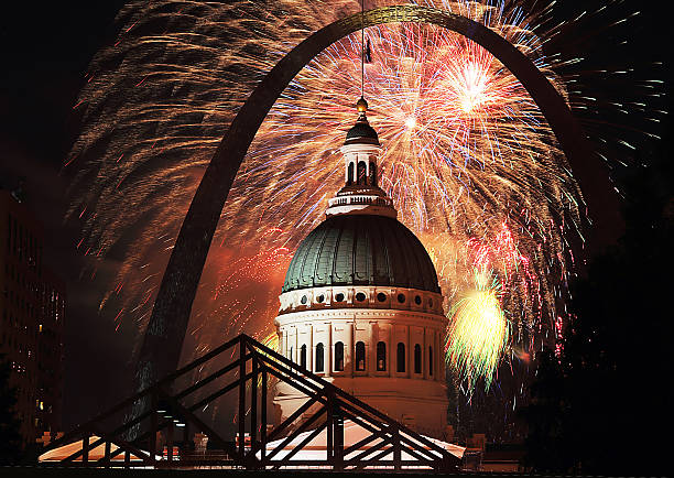 4 luglio i fuochi d'artificio a St Louis Arch - foto stock