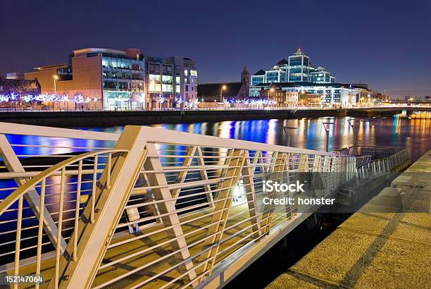 Foto de Rio Liffey Por Diária e mais fotos de stock de Dublin - República da Irlanda - Dublin - República da Irlanda, Silhueta urbana, Irlanda